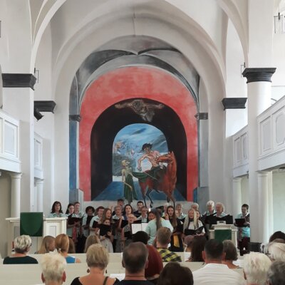 Vorschaubild: In der Martinskirche lauschten viele Gäste dem Gesang des Stadtchors Meuselwitz, der gemeinsam mit dem Schulchor des Veit-Ludwig-von-Seckendorff-Gymnasiums schöne Lieder zu Gehör brachte.