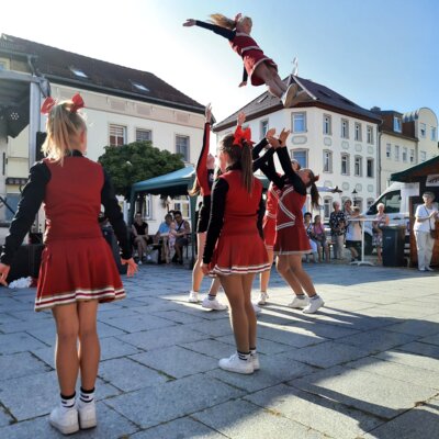 Vorschaubild: und Cheerleader mit teils akrobatischen Leistungen auf ...