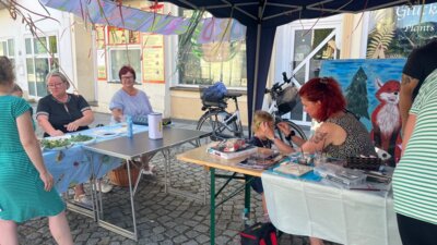 Vorschaubild: Am Stand des Fördervereins der Grundschule Meuselwitz konnten sich Kinder schminken lassen und basteln.