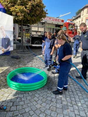 Vorschaubild: Natürlich waren auch die Freiwilligen Feuerwehren mit Spiel und Spaß für die Jüngsten vor Ort.