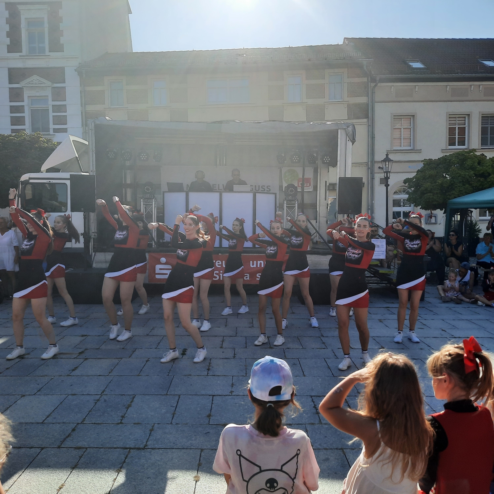Bild: Auf dem Markt traten die Tanzgruppen ...