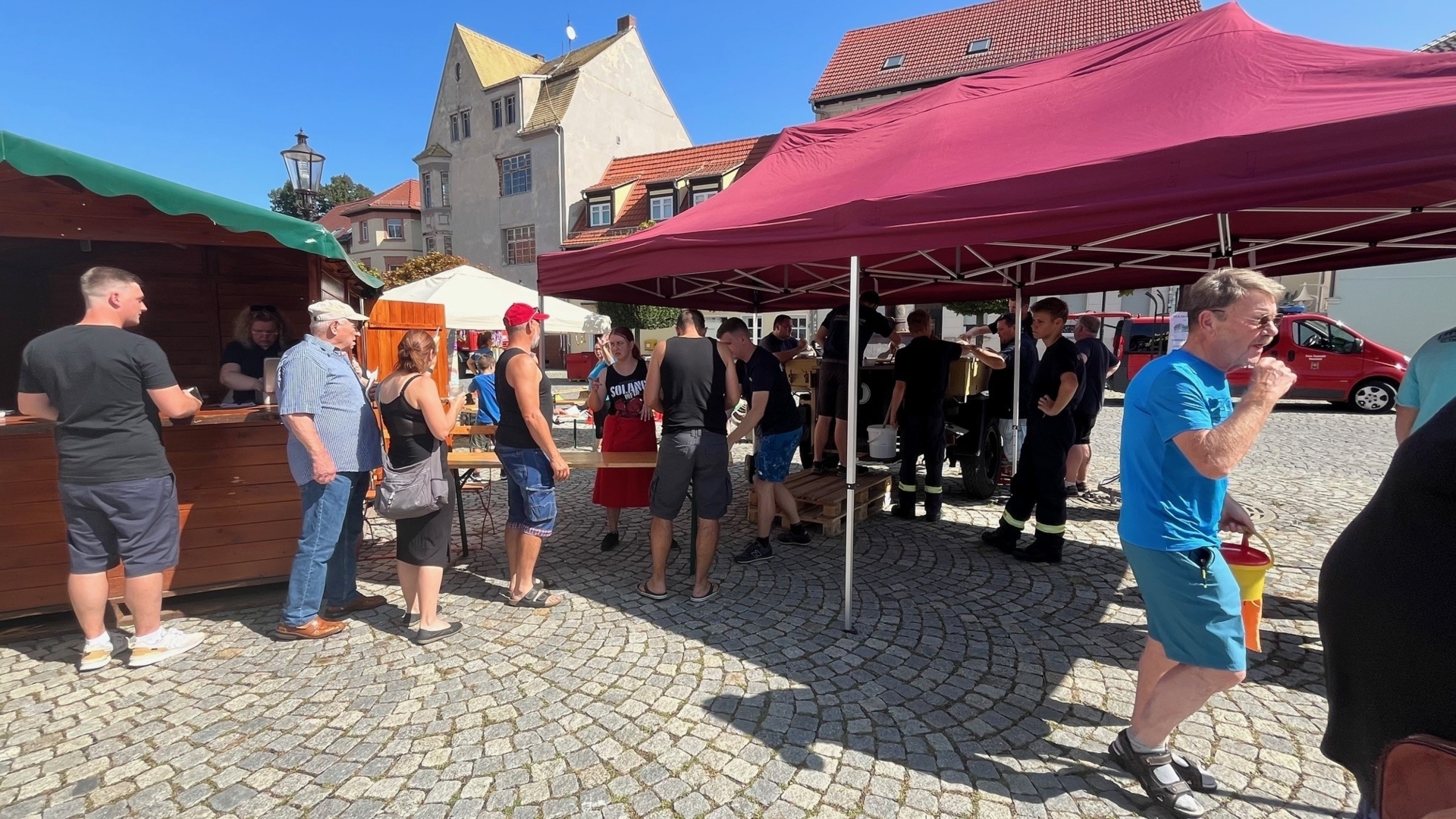 Bild: Auch die Verpflegung kam nicht zu kurz ... mit Erbsensuppe aus der Gulaschkanone der Freiwilligen Feuerwehr ...
