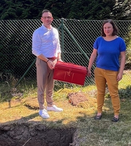 Bild: Der Bürgermeister und die Mitarbeiterin des LindenauMuseums mit der