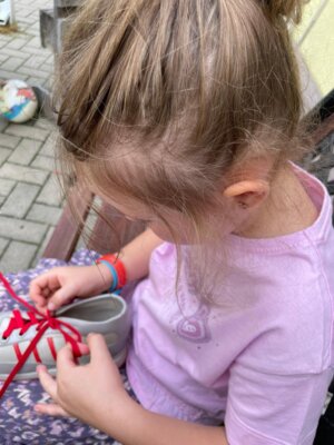 Die Vorsch&uuml;ler &uuml;ben flei&szlig;ig das Schleifebinden. 