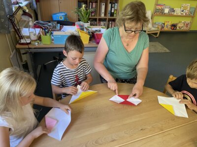 Falt&uuml;bung der Vorsch&uuml;ler: Wie entsteht ein Briefumschlag? 