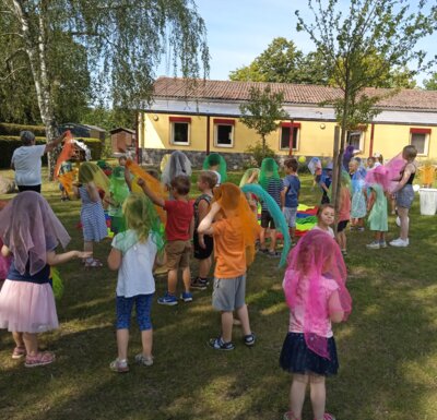 Tanz mit bunten Chiffont&uuml;chern 