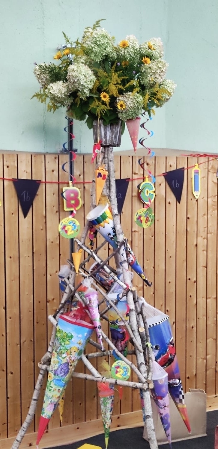 Bild: Unser Zuckertütenbaum mit herrlicher Blumendeko