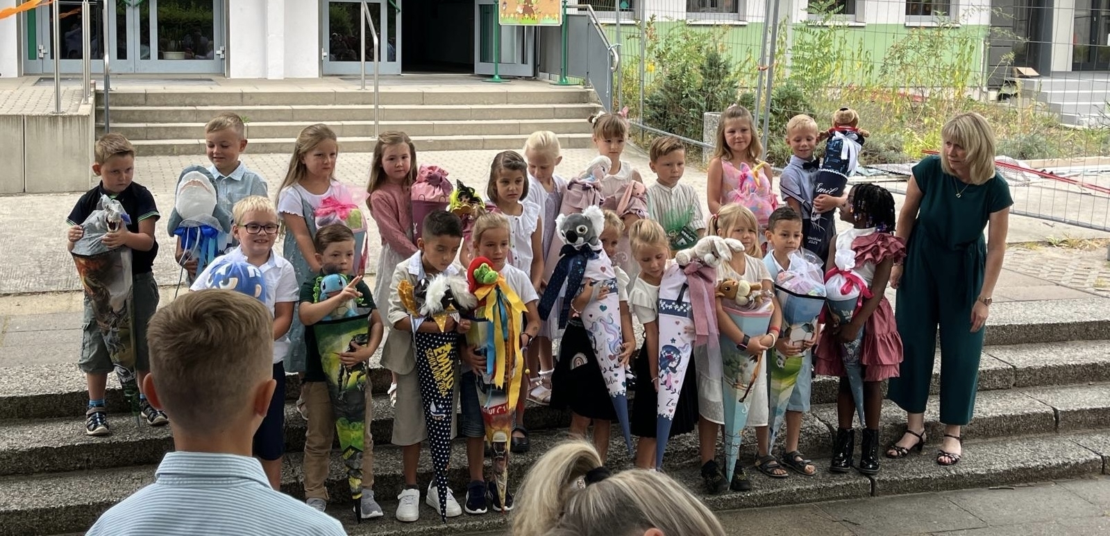 Bild: Klasse 1a bereitet sich auf das Klassenfoto vor