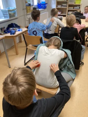 Entspannungsgeschichte mit Igelball-Massage  (Bild vergr&ouml;&szlig;ern)