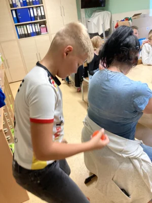 Entspannungsgeschichte mit Igelball-Massage  (Bild vergr&ouml;&szlig;ern)