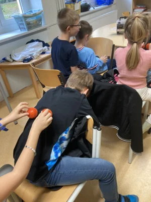 Entspannungsgeschichte mit Igelball-Massage  (Bild vergr&ouml;&szlig;ern)