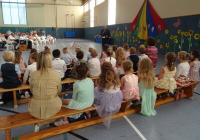 Klasse 1a und der B&uuml;rgermeister Herr Putzar  (Bild vergr&ouml;&szlig;ern)