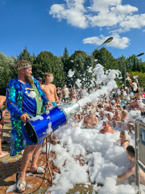 Foto des Albums: Neptunfest 2024 mit Sprungkunst und Schaumparadies