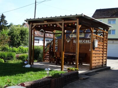 sitzmoeglichkeit vorm haus  (Bild vergr&ouml;&szlig;ern)