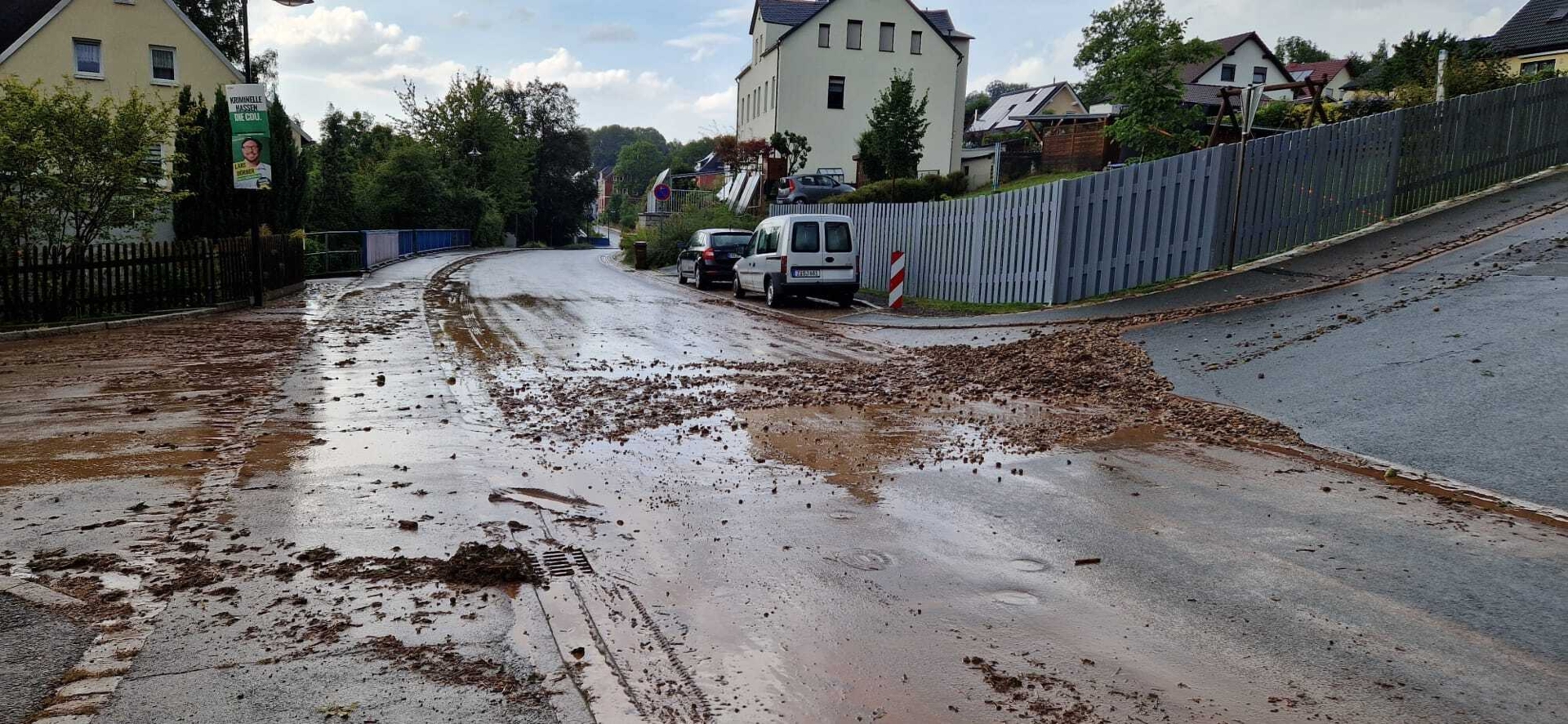 Bild: Straße der Befreiung, Einmündung Bergweg – Geröllablagerungen