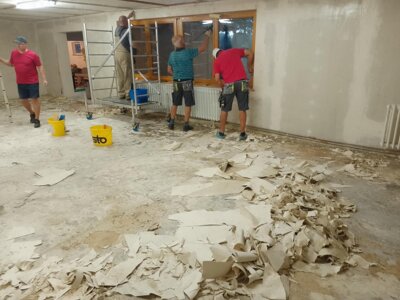 Vorschaubild: Viele Hände machen der Tapetenentfernung schnell ein Ende....