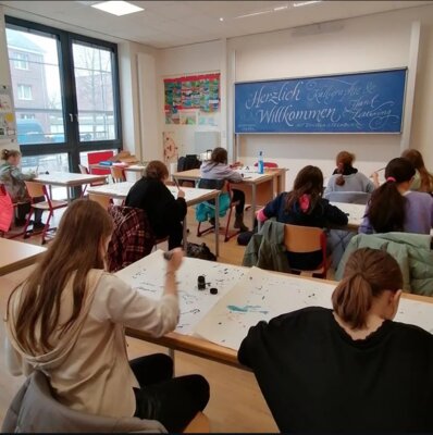 Foto des Albums: Ein Blick in die Kalligrafie-AG des offenen Ganztags