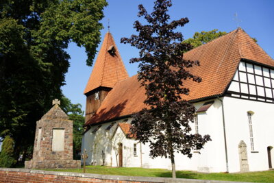 Helstorf - Barocke Dorfkirche  (Bild vergr&ouml;&szlig;ern)