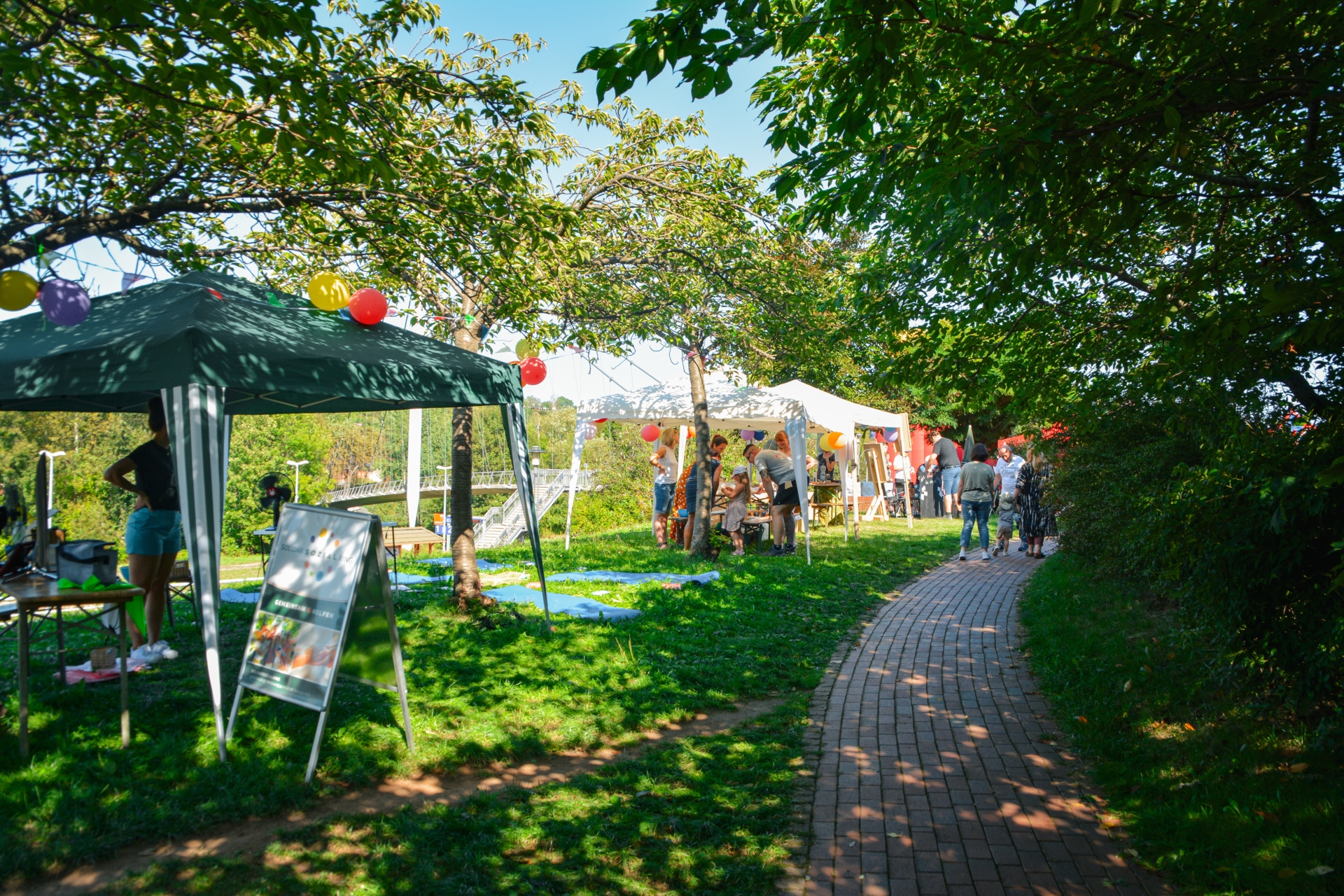 Bild: Bastelstraße und Kinderbeschäftigung im Park am Stadtzentrum