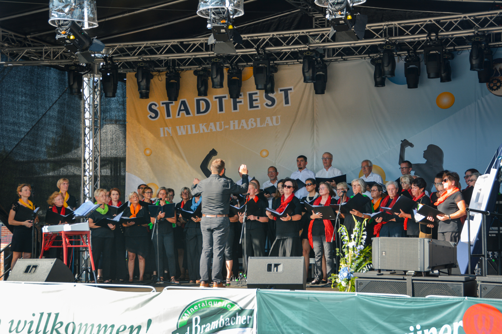 Bild: Da war die Bühne voll: die Sängerinnen und Sänger der Chorvereinigung Sachsenring e.V. bei ihrem Auftritt