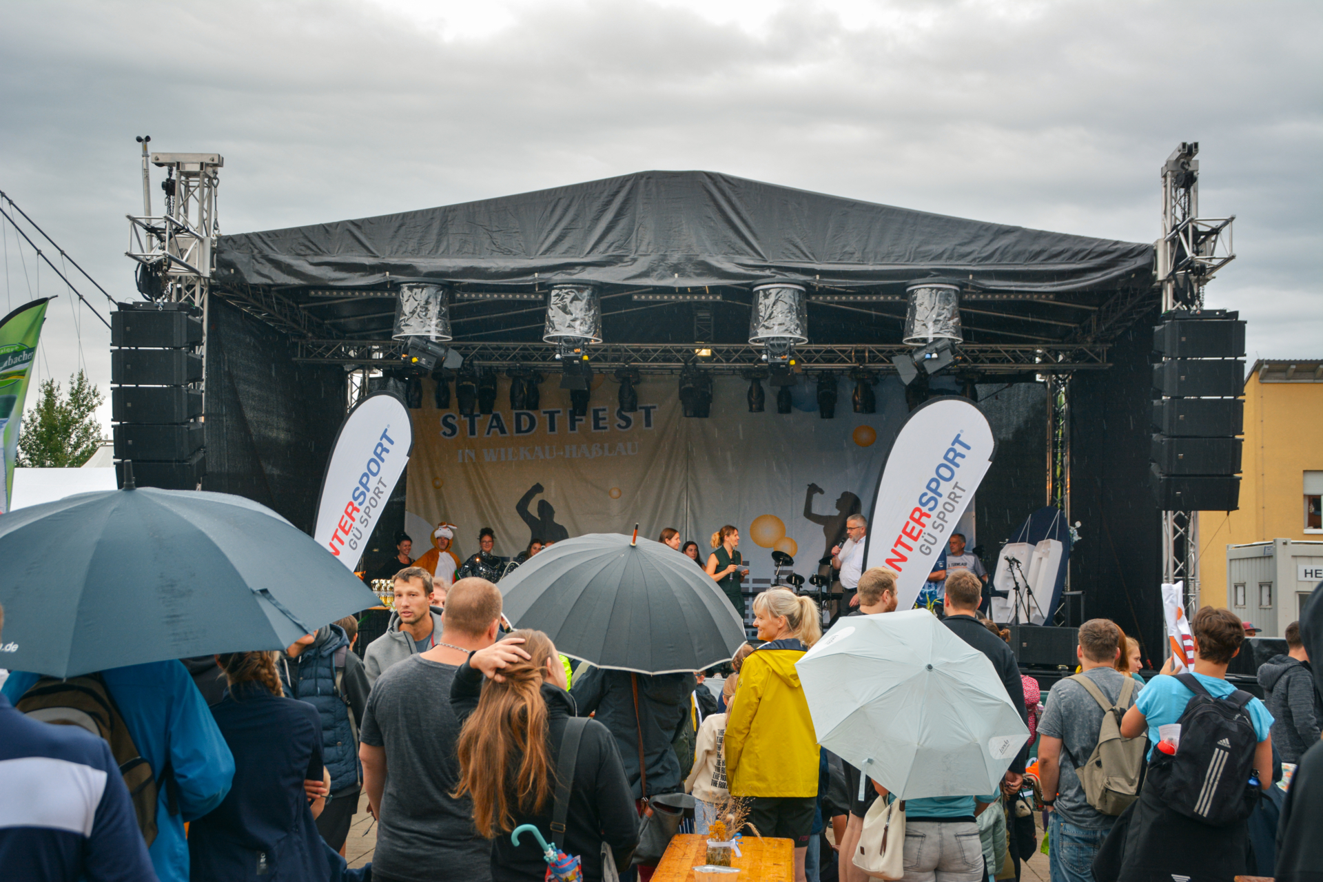 Bild: Zum Beginn des Sonntags trat hin und wieder Regen auf, der die Besucher aber nicht abhielt.