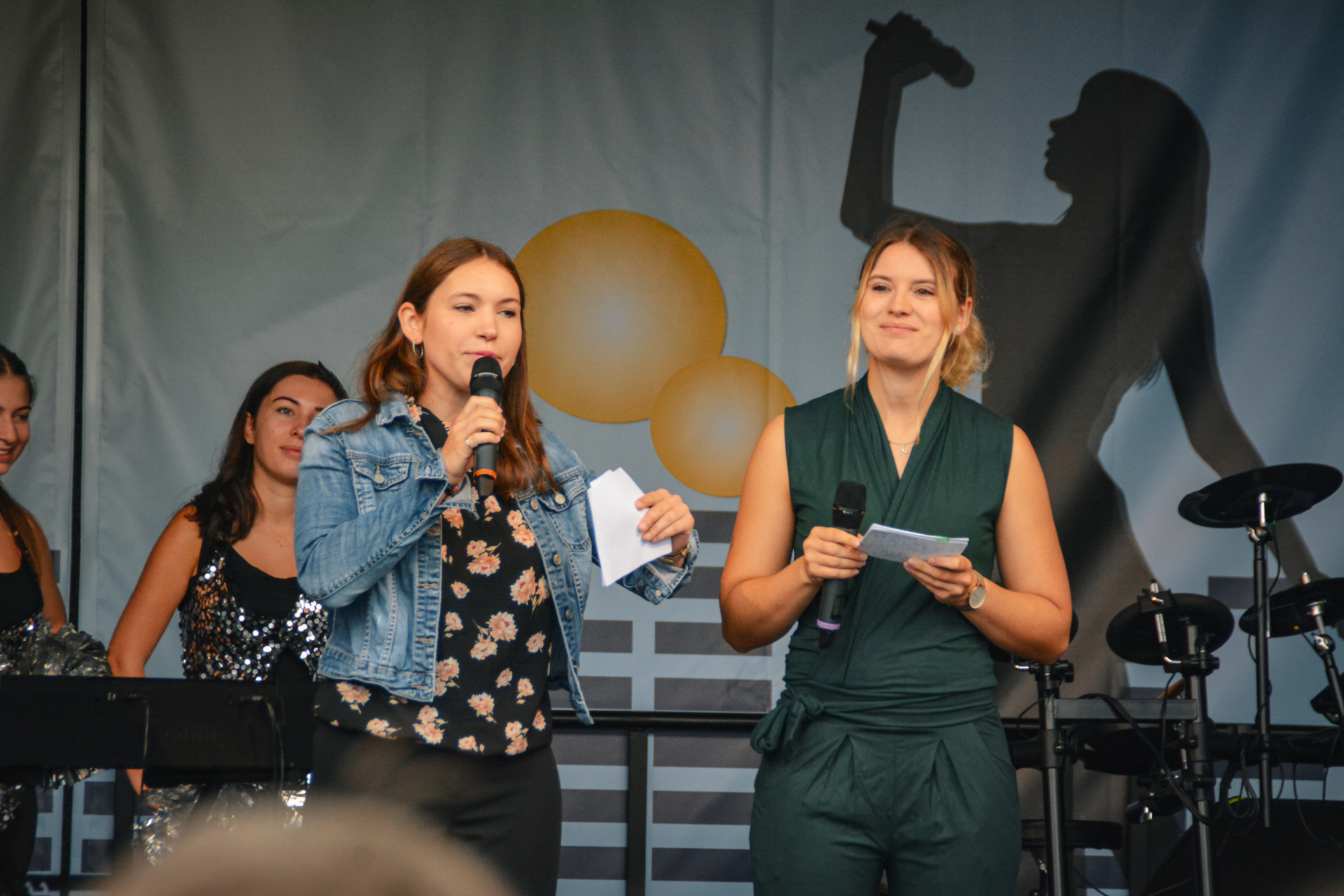 Bild: Svenja und Julia moderierten durch den Tag.