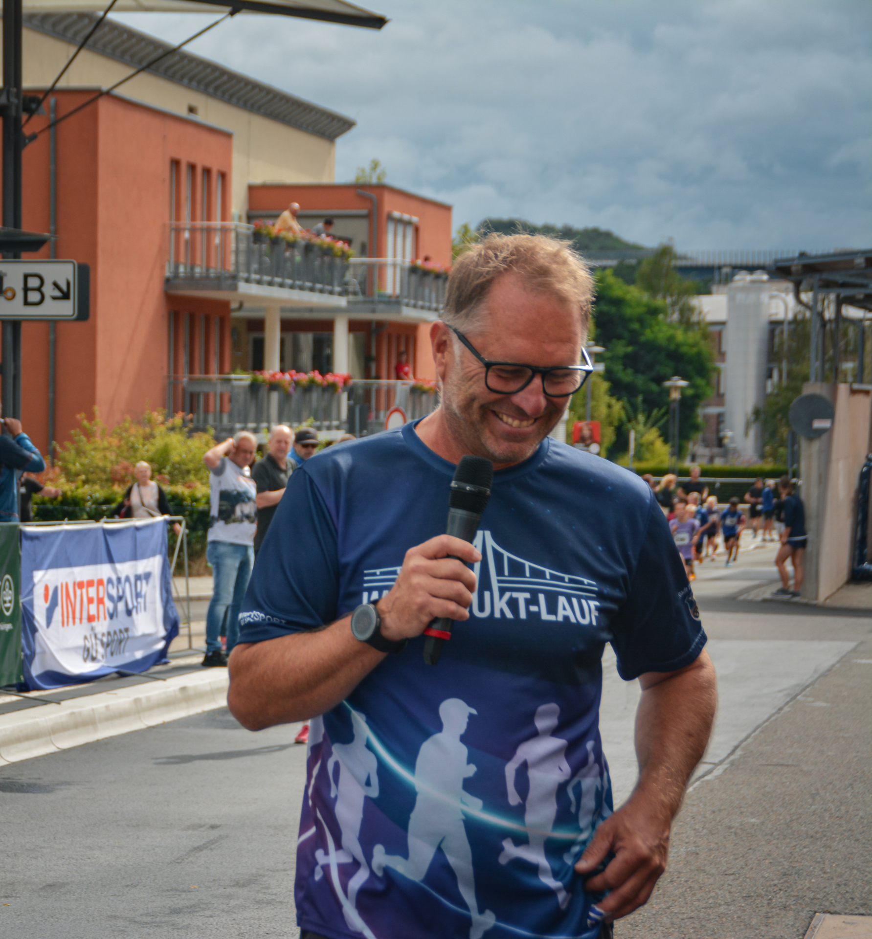 Bild: Andreas Hahn (Gü-Sport) moderierte den Lauf.