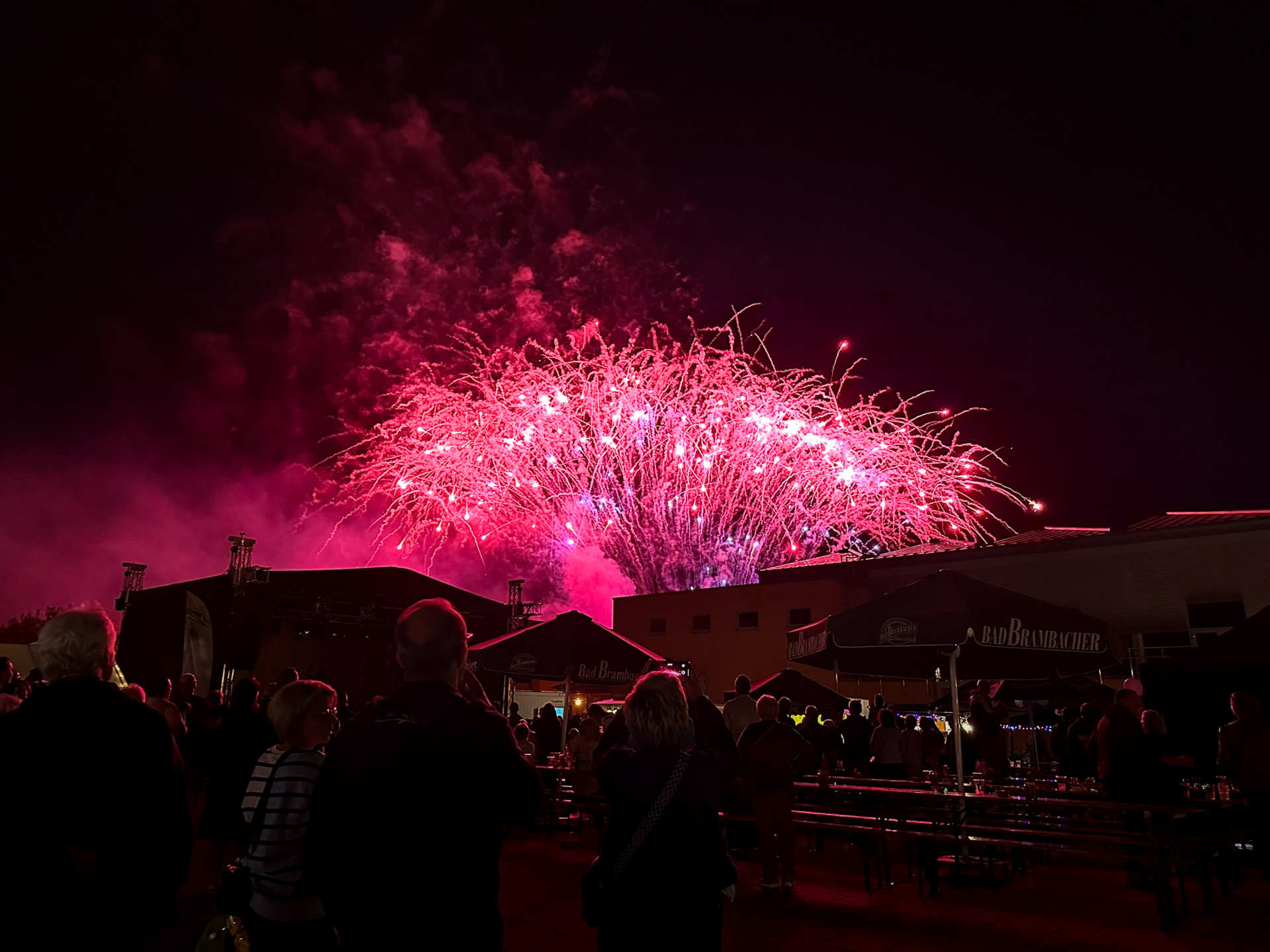 Bild: Sonntag 22:00 Uhr: Abschlussfeuerwerk über der Muldentalhalle.