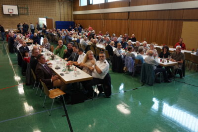 Voll gef&uuml;llte Halle  (Bild vergr&ouml;&szlig;ern)