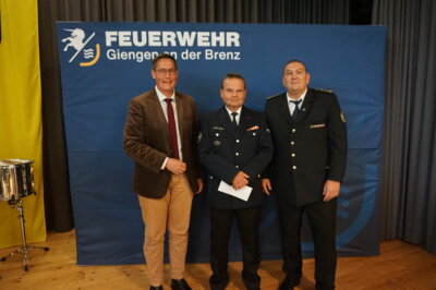 Geschenkgutschein f&uuml;r die Altersabteilung. (v.l.: OB Dieter Henle, Leiter AA Gerhard Wirth, Kommandant J&uuml;rgen Vogt)  (Bild vergr&ouml;&szlig;ern)
