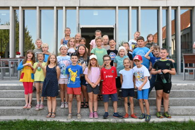 Klasse 3b: Nach einer spannenden F&uuml;hrung durch die Bibliothek lie&szlig;en die Kinder den Vormittag im Hof des Kulturquartiers ausklingen.  (Bild vergr&ouml;&szlig;ern)