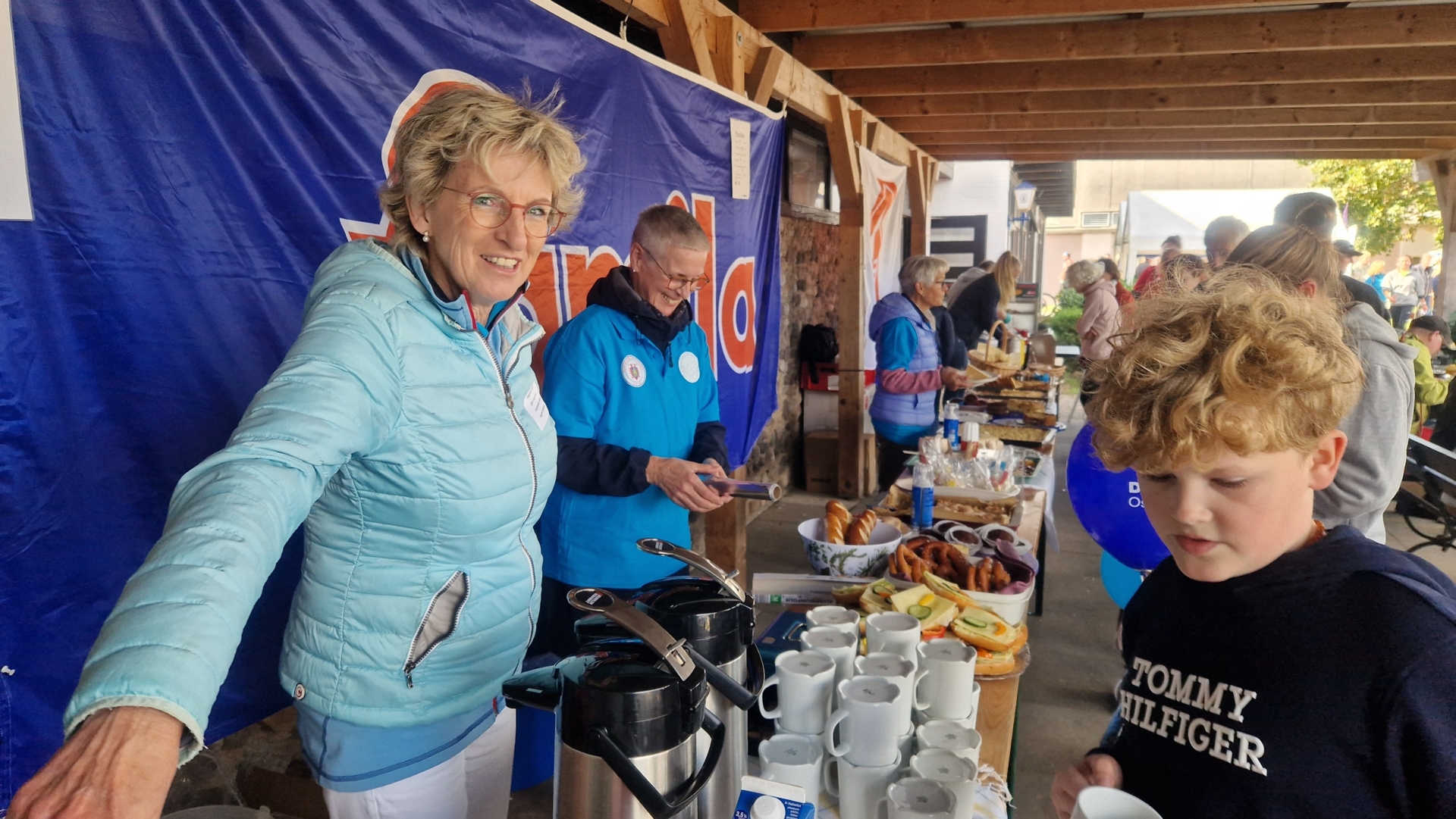 Bild: Kuchen und Kaffee für alle
