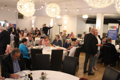 Der Saal f&uuml;llt sich  (Bild vergr&ouml;&szlig;ern)