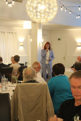Die B&uuml;rgermeisterin der Gemeinde D&ouml;tlingen, Antje Oltmanns, spricht ein Gru&szlig;wort.  (Bild vergr&ouml;&szlig;ern)