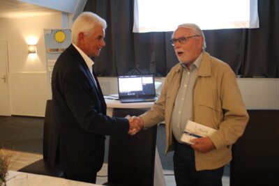 Horst Bokelmann gratuliert dem Ehrenvorsitzeden Gerold Otte zum 50-j&auml;hrigen Jubil&auml;um im KSB  (Bild vergr&ouml;&szlig;ern)