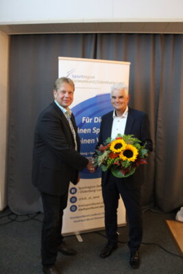 Holger Kreye gratuliert Horst Bokelmann zu 20 Jahren Ehrenamt  (Bild vergr&ouml;&szlig;ern)