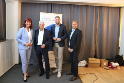 Antje Oltmanns (BM Gemeinde D&ouml;tlingen) und Thore G&uuml;ldner (Landtagsabgeordneter) gratulieren Horst Bokelmann und Holger Kreye zur Wiederwahl  (Bild vergr&ouml;&szlig;ern)