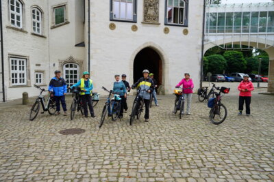 RAD-WANDERGRUPPE - Innenhof Schloss Gifhorn  (Bild vergr&ouml;&szlig;ern)