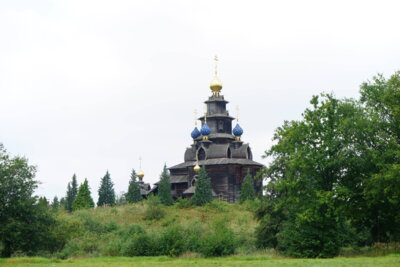 Russisch-orthodoxe Holzkirche  (Bild vergr&ouml;&szlig;ern)