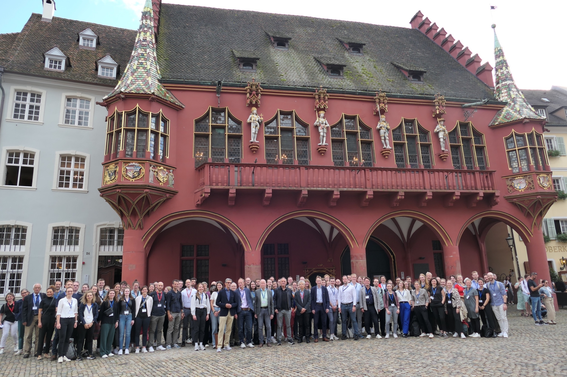 Bild: Gruppenbild vor dem Historischen Kaufhaus