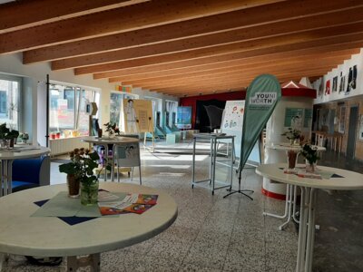 Foto des Albums: Youniworth: Eine Ausstellung in der Pausenhalle im Rahmen der interkulturellen Wochen