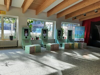 Foto des Albums: Youniworth: Eine Ausstellung in der Pausenhalle im Rahmen der interkulturellen Wochen
