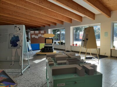 Foto des Albums: Youniworth: Eine Ausstellung in der Pausenhalle im Rahmen der interkulturellen Wochen