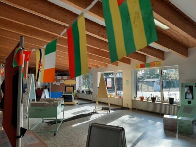 Foto des Albums: Youniworth: Eine Ausstellung in der Pausenhalle im Rahmen der interkulturellen Wochen