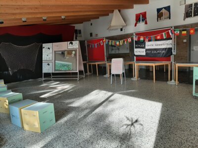 Foto des Albums: Youniworth: Eine Ausstellung in der Pausenhalle im Rahmen der interkulturellen Wochen