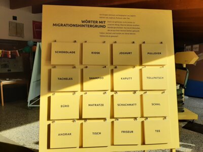 Foto des Albums: Youniworth: Eine Ausstellung in der Pausenhalle im Rahmen der interkulturellen Wochen