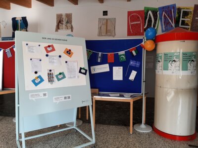 Foto des Albums: Youniworth: Eine Ausstellung in der Pausenhalle im Rahmen der interkulturellen Wochen