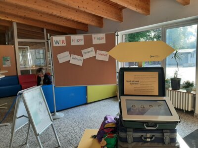 Foto des Albums: Youniworth: Eine Ausstellung in der Pausenhalle im Rahmen der interkulturellen Wochen