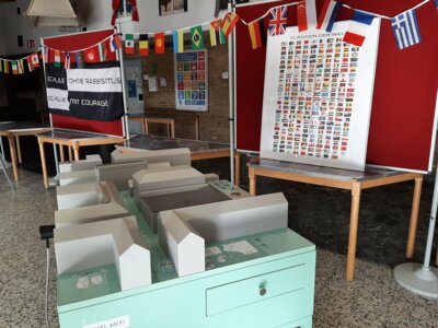 Foto des Albums: Youniworth: Eine Ausstellung in der Pausenhalle im Rahmen der interkulturellen Wochen