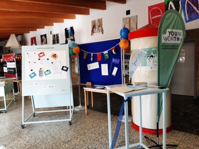 Foto des Albums: Youniworth: Eine Ausstellung in der Pausenhalle im Rahmen der interkulturellen Wochen